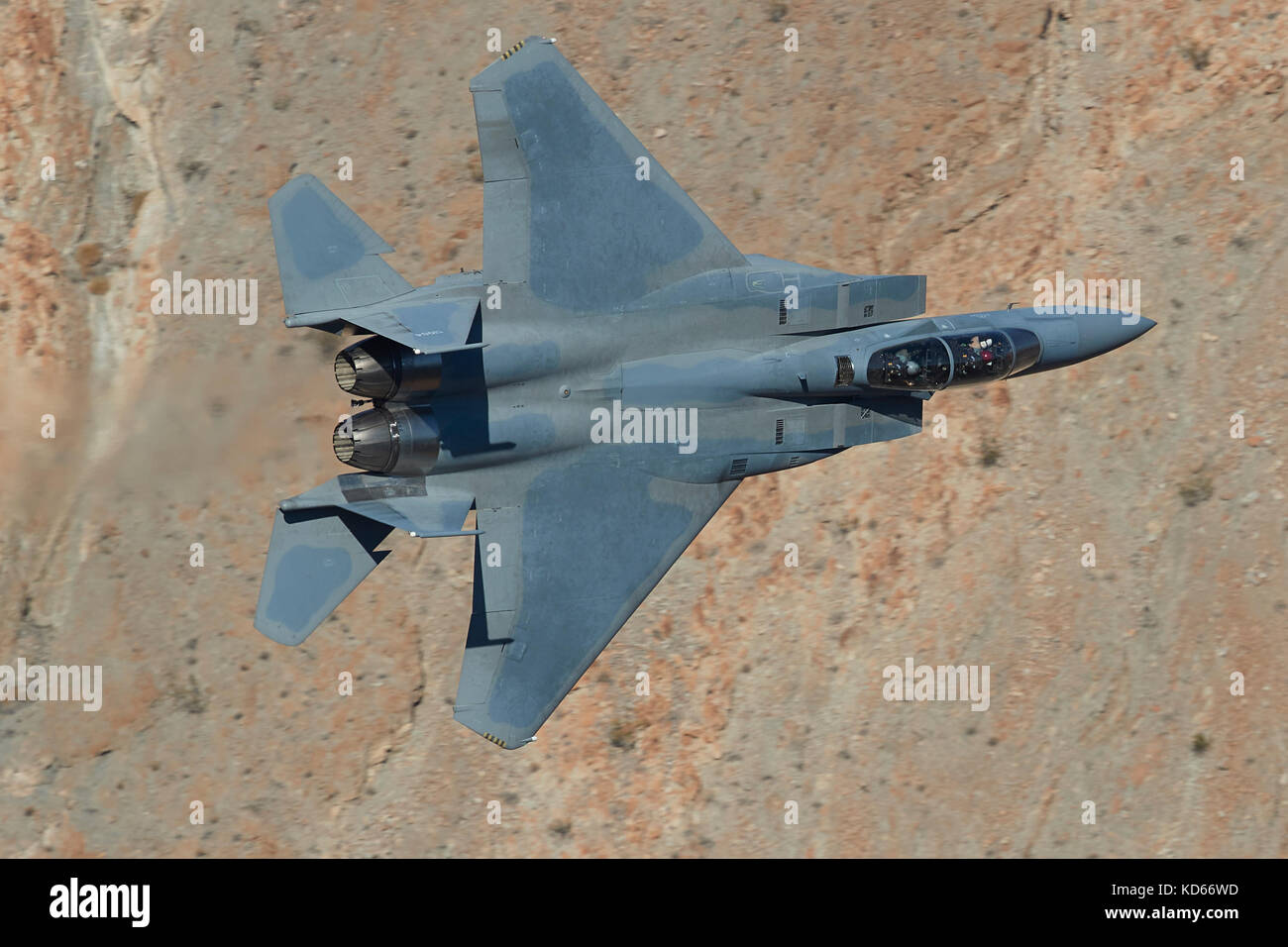 Boeing (McDonnell Douglas), F-15 Strike Eagle, Jet Fighter, Fliegen auf niedrigem Niveau durch Rainbow Canyon im Death Valley National Park, Kalifornien, USA. Stockfoto
