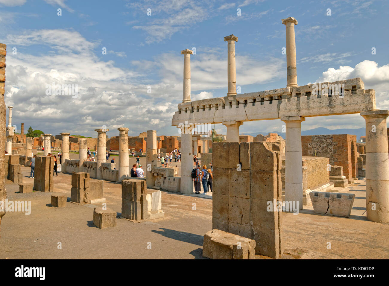Arcadian weg mit dorischen Säulen auf dem Forum in den Ruinen der römischen Stadt Pompeji in Cortona in der Nähe von Neapel, Italien. Stockfoto