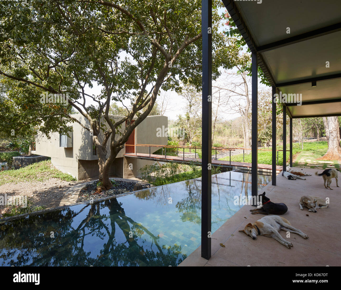 Aussen Sitzecke mit Eingang. Haus auf einen Stream, Alibaug, Indien. Architekt: Architektur BRIO, 2014. Stockfoto