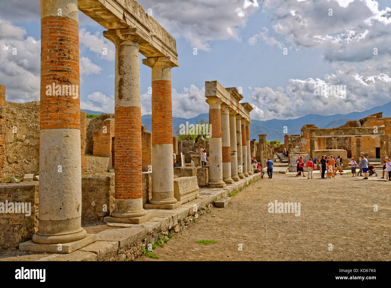 Spalten im Forum in den Ruinen der römischen Stadt Pompeji in Cortona, in der Nähe von Neapel, Italien. Stockfoto