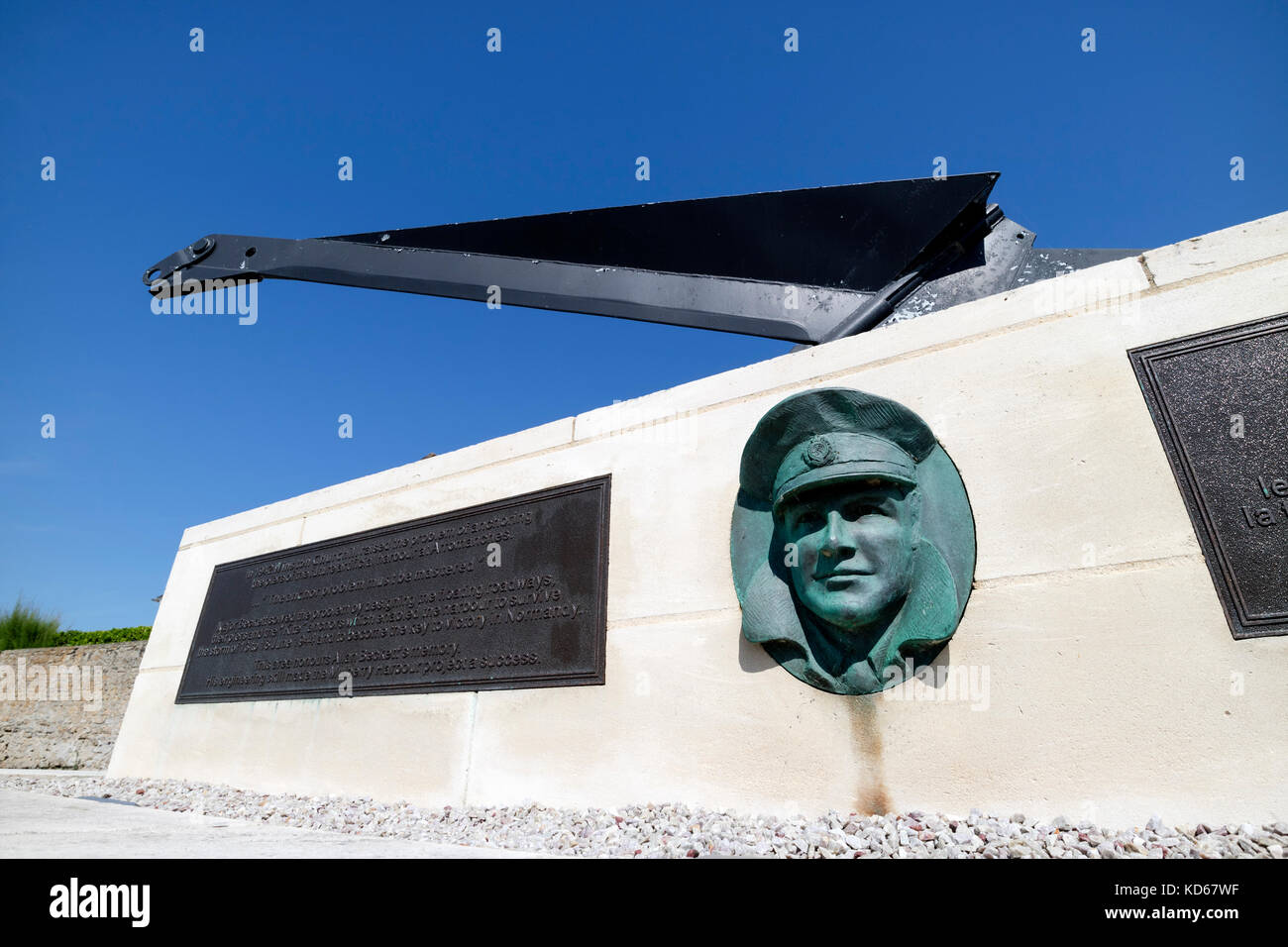 Denkmal zu Ehren großer Allan Beckett MBE für seinen Beitrag zur Gestaltung der Mulbery Hafen in Arromanches, Normandie, Frankreich Stockfoto