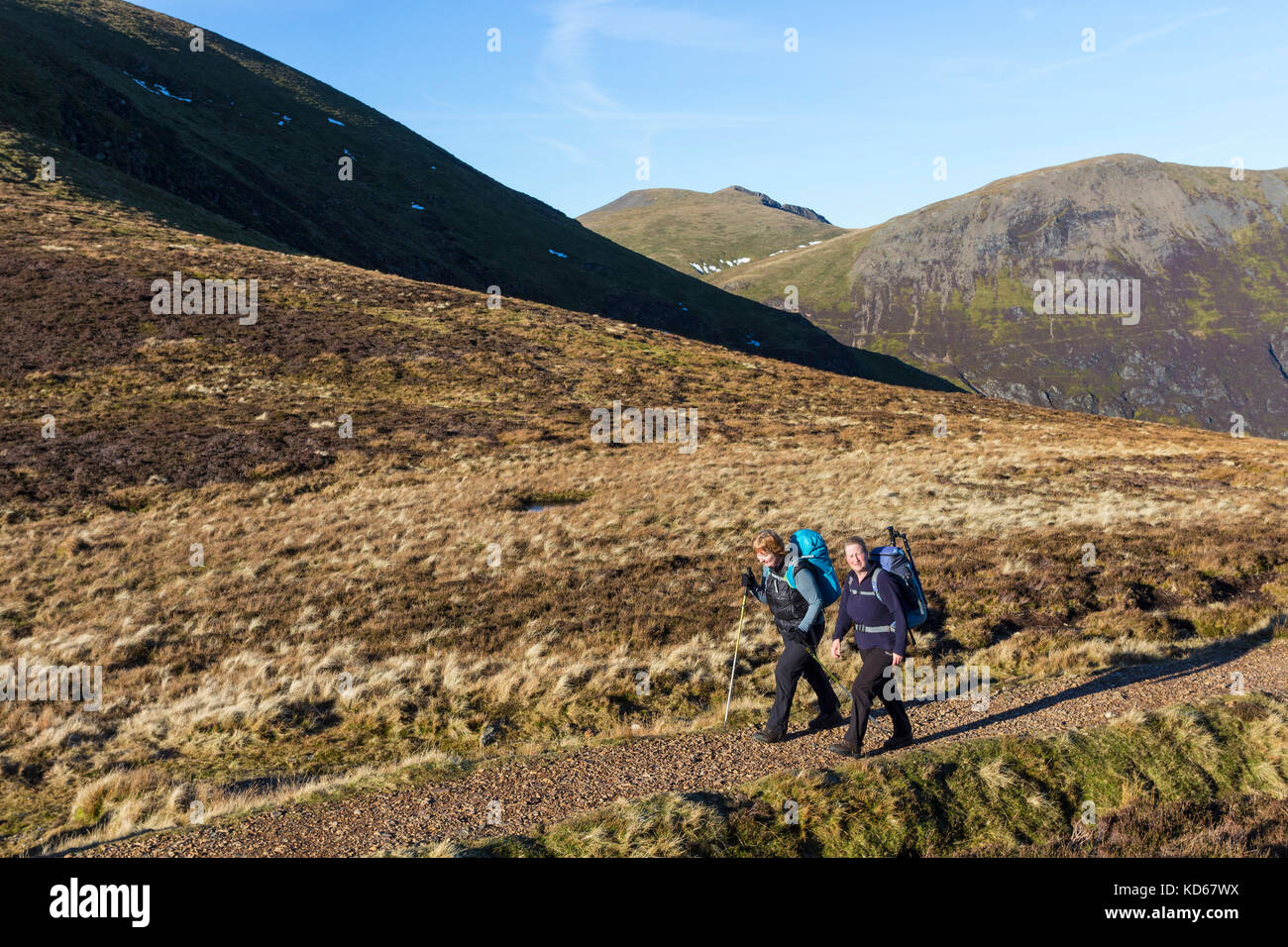 Zwei Wanderer auf dem Pfad zwischen Stil und Outerside mit der Blick Richtung Hopegill Kopf, Lake District, Cumbria, Großbritannien Stockfoto