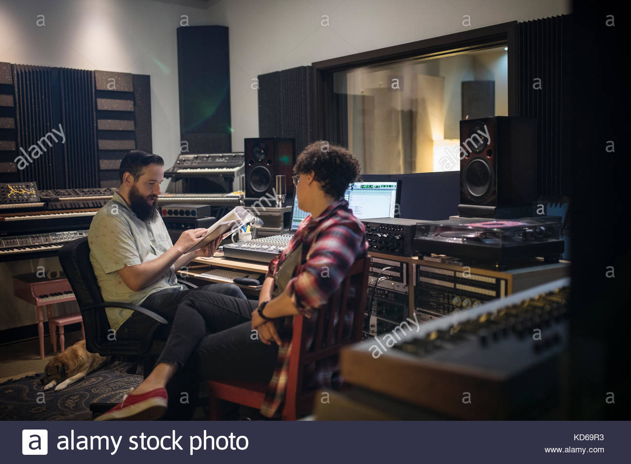 Musik Produzenten sprechen in Recording Studio Stockfoto