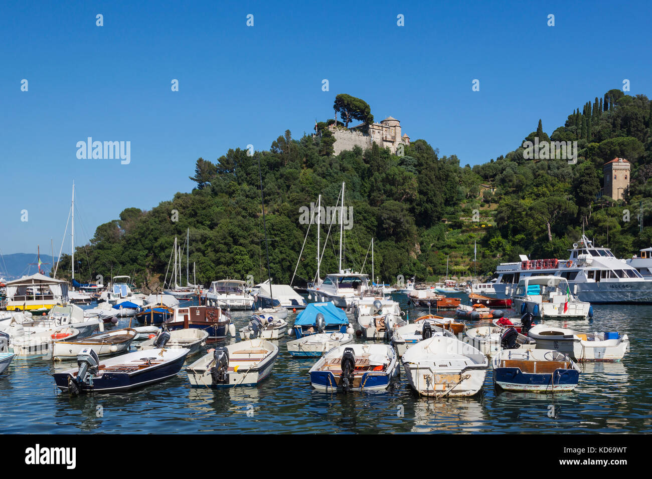 Portofino, Genua Provinz, Italienische Riviera, Italien. Blick über den Hafen Braun und Castello. Stockfoto