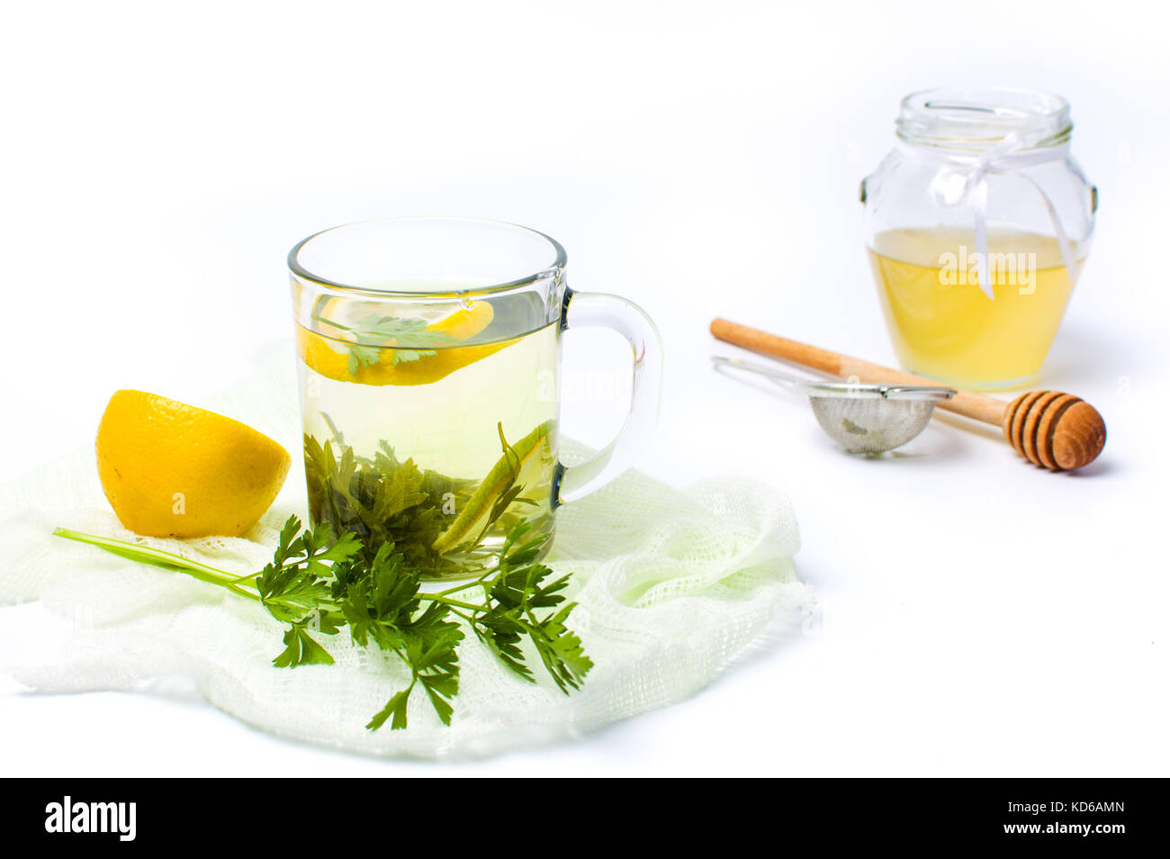 Petersilie Tee mit Zitrone und Honig auf Weiß Stockfoto