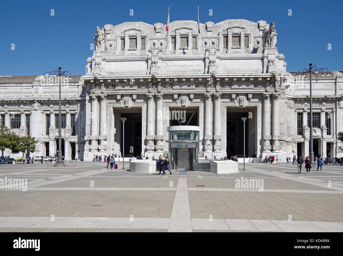 Milano Centrale Bahnhof, gesehen von der Piazza Duca d'Aosta, einer der großen Bahnhöfe Europas. Stockfoto