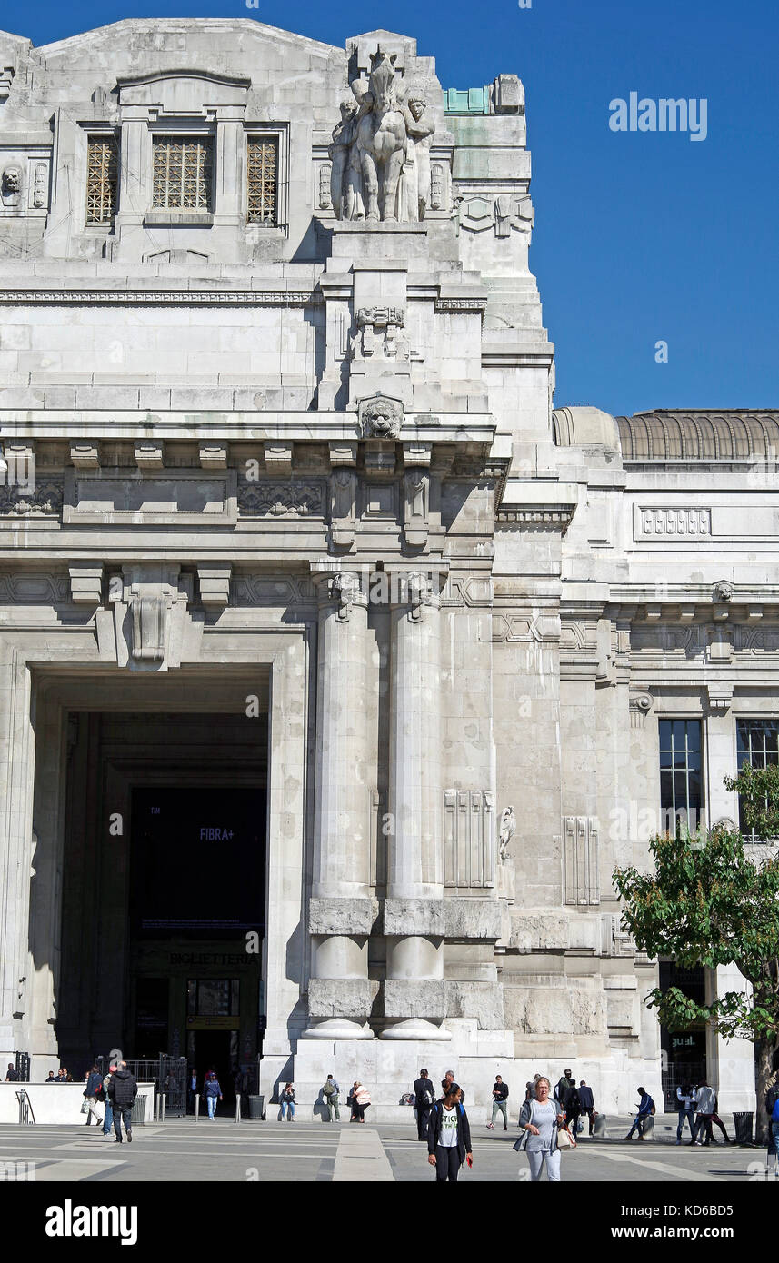 Milano Centrale Bahnhof, gesehen von der Piazza Duca d'Aosta, einer der großen Bahnhöfe Europas. Stockfoto