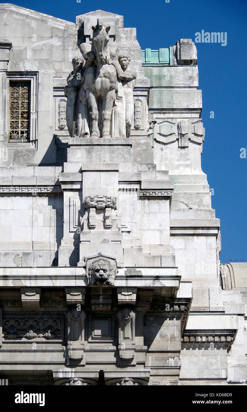 Milano Centrale Bahnhof, gesehen von der Piazza Duca d'Aosta, einer der großen Bahnhöfe Europas. Stockfoto