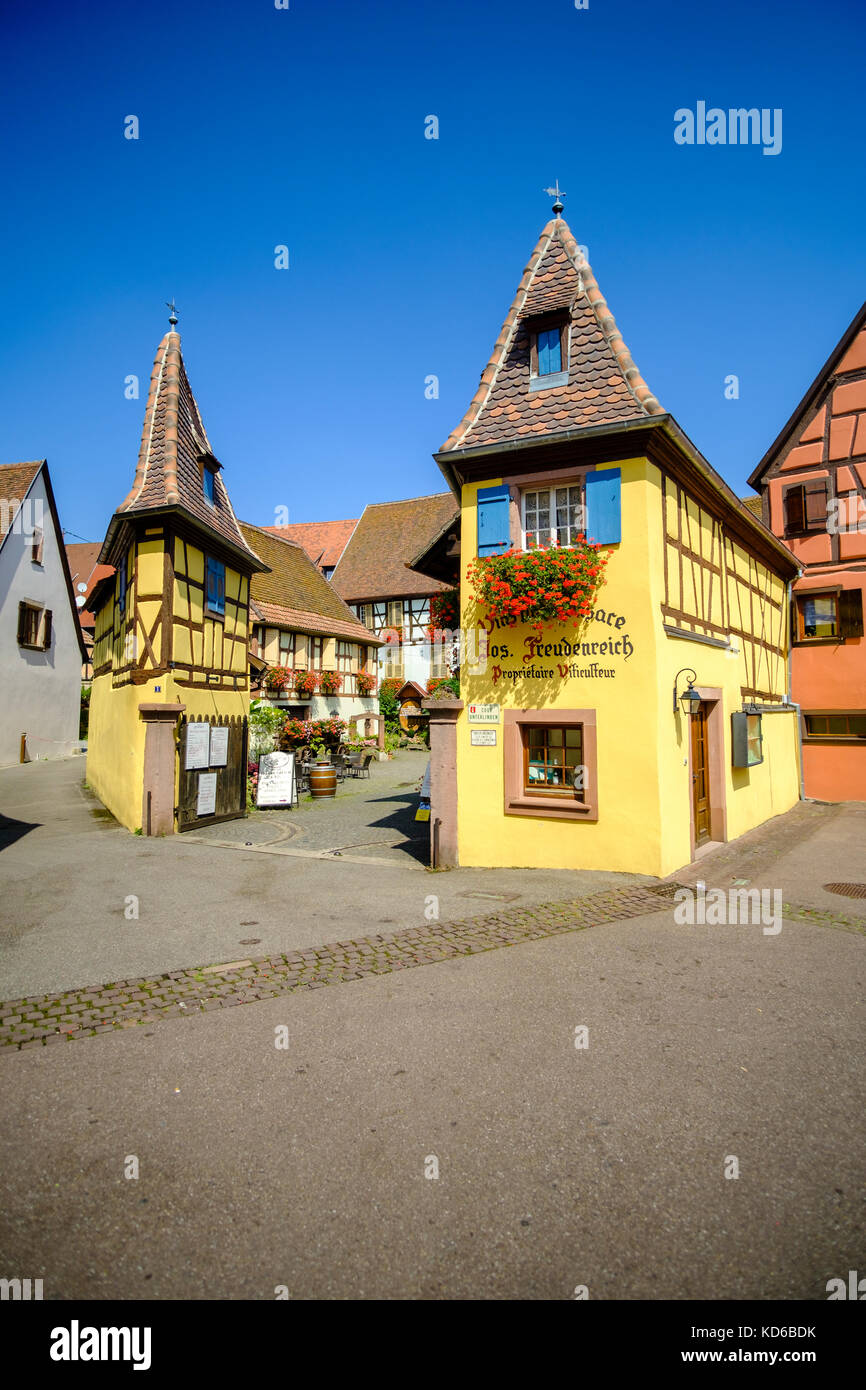 Gebäude der Weingut Jos. Freudenreich in der Mitte des historischen Dorfes Stockfoto