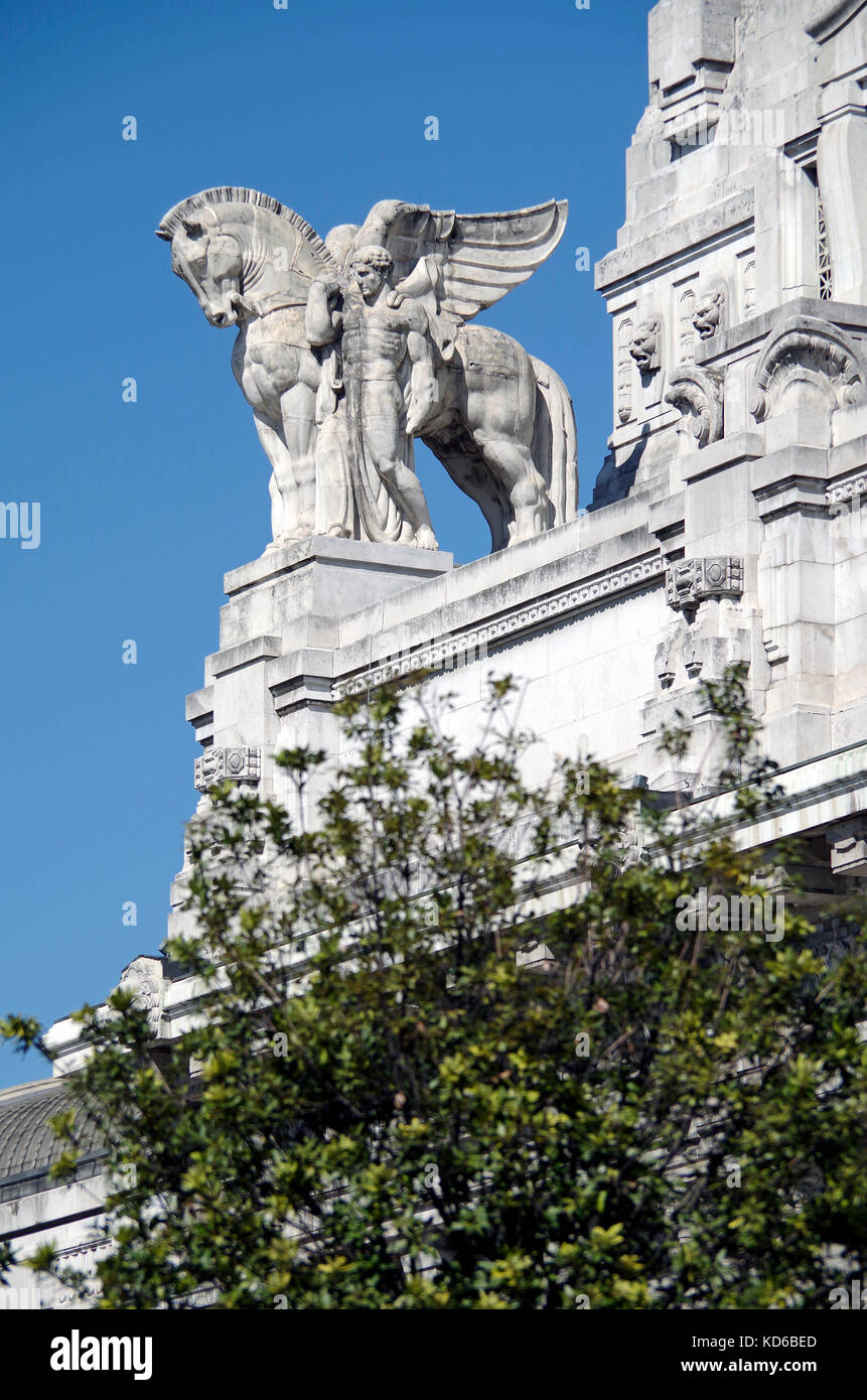 Milano Centrale Bahnhof, gesehen von der Piazza Duca d'Aosta, einer der großen Bahnhöfe Europas. Stockfoto
