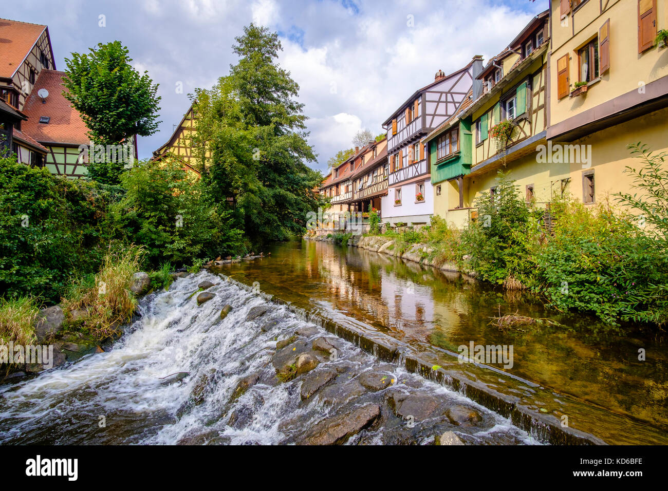 Schönen, traditionellen Fachwerkhäusern, dekoriert mit bunten Geranien, storksbills, (geraniaceae), in der historischen Altstadt, an einer kleinen entfernt Stockfoto