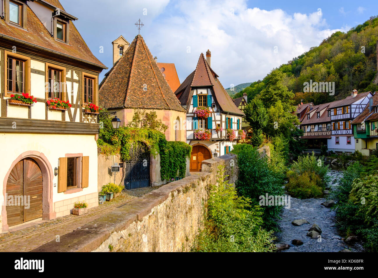 Schönen, traditionellen Fachwerkhäusern, dekoriert mit bunten Geranien, storksbills, (geraniaceae), in der historischen Altstadt, an einer kleinen entfernt Stockfoto