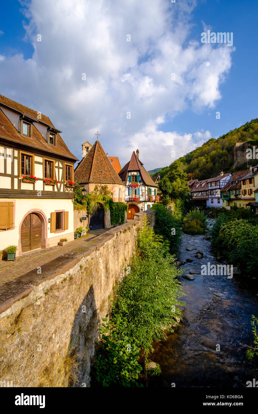 Schönen, traditionellen Fachwerkhäusern, dekoriert mit bunten Geranien, storksbills, (geraniaceae), in der historischen Altstadt, an einer kleinen entfernt Stockfoto