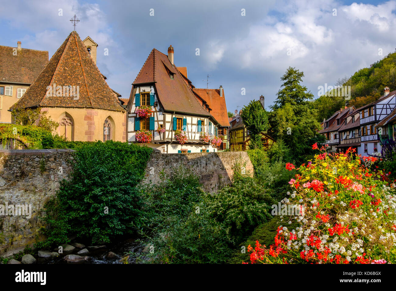 Schönen, traditionellen Fachwerkhäusern, dekoriert mit bunten Geranien, storksbills, (geraniaceae), in der historischen Altstadt, an einer kleinen entfernt Stockfoto