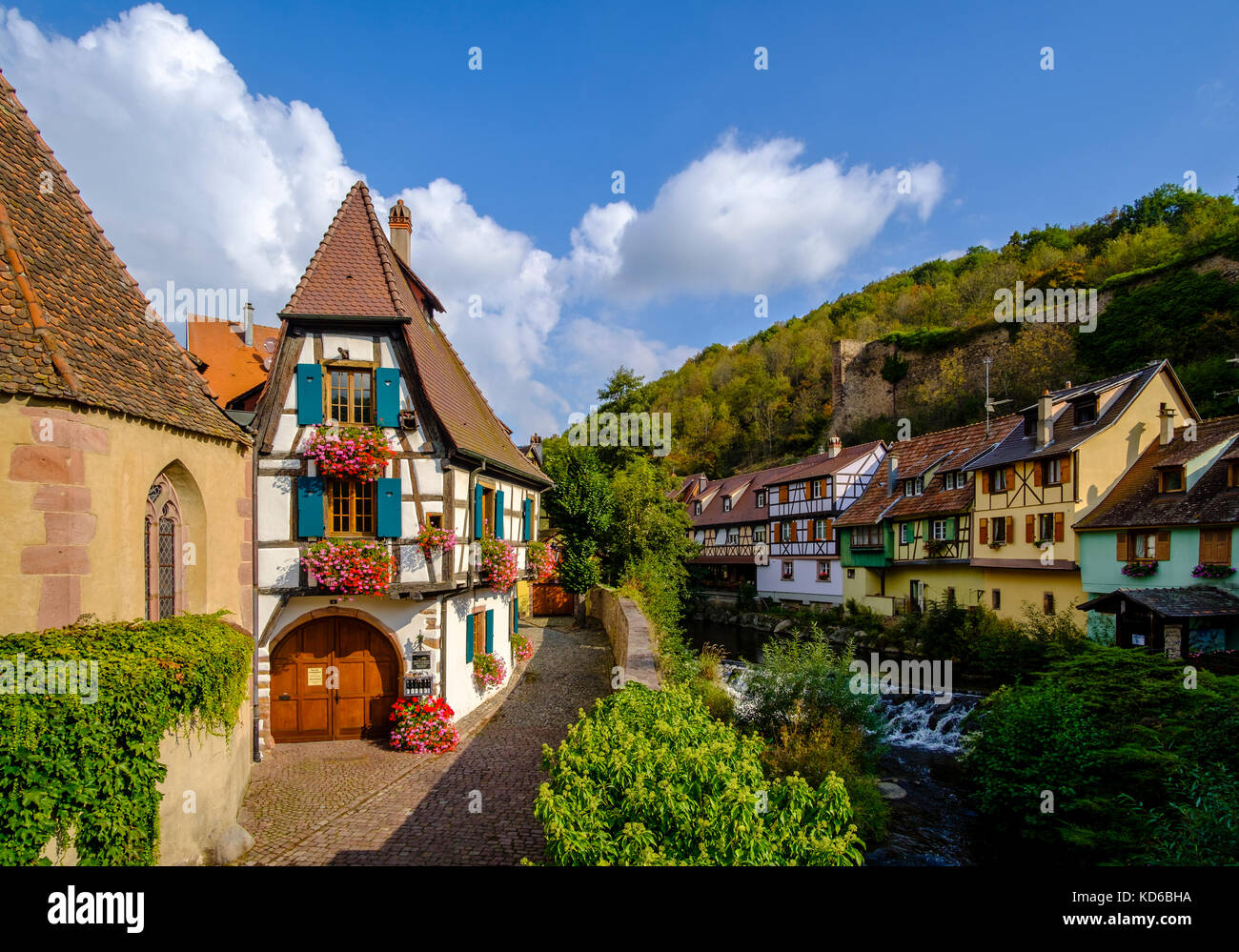 Schönen, traditionellen Fachwerkhäusern, dekoriert mit bunten Geranien, storksbills, (geraniaceae), in der historischen Altstadt, an einer kleinen entfernt Stockfoto