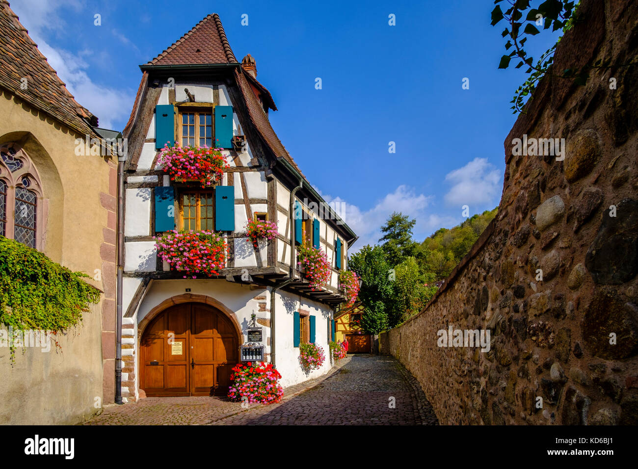 Schönen, traditionellen Fachwerkhäusern, dekoriert mit bunten Geranien, storksbills, (geraniaceae), in der historischen Stadt Stockfoto