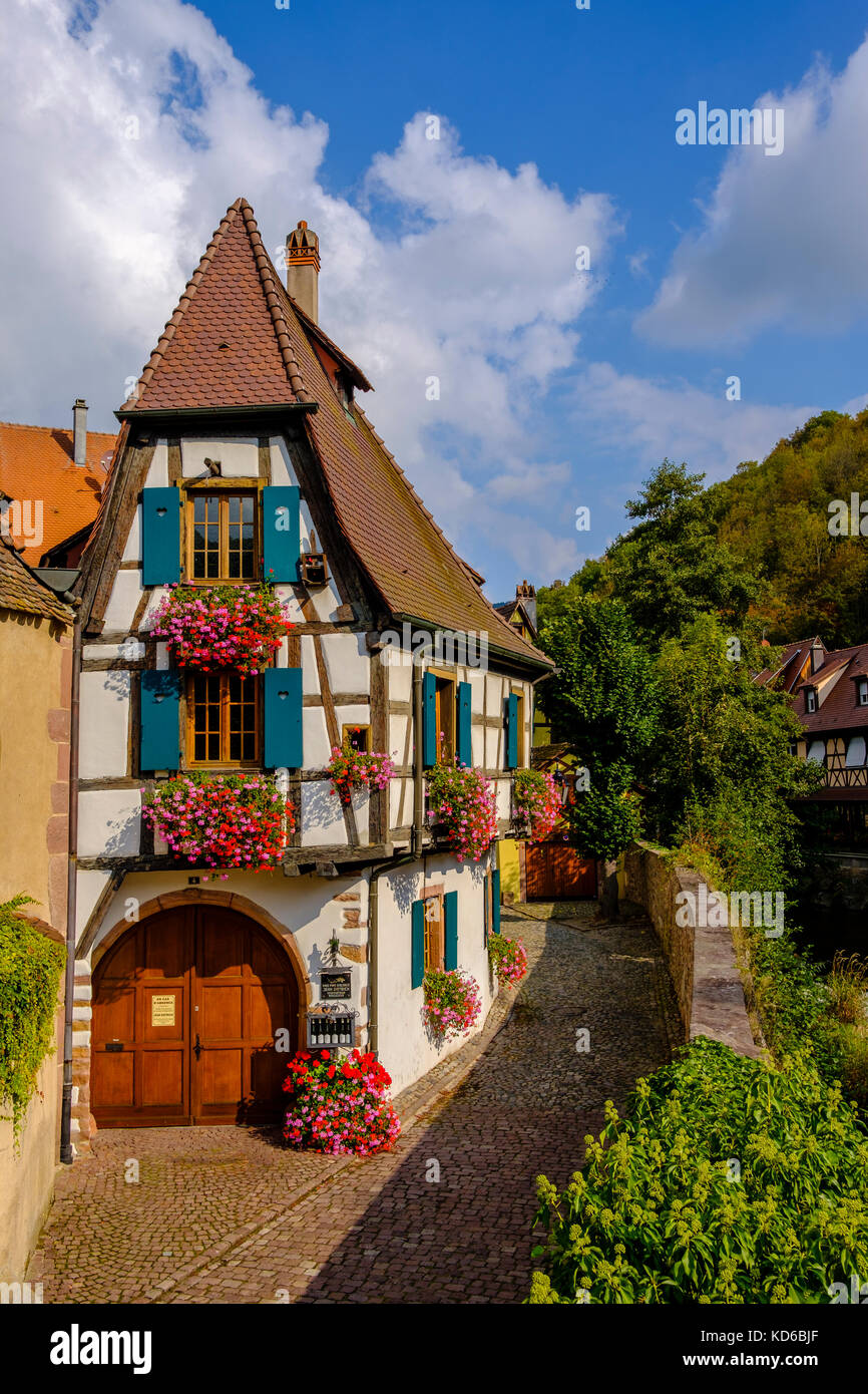 Schönen, traditionellen Fachwerkhäusern, dekoriert mit bunten Geranien, storksbills, (geraniaceae), in der historischen Stadt Stockfoto