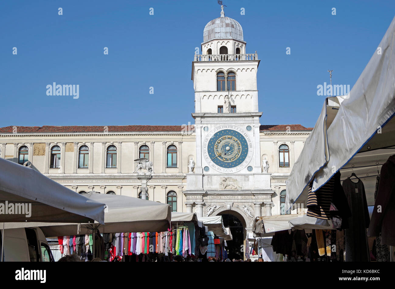 Torre dell'Orologia, "Clock Tower", der von der Capitanio und Camerlenghi, auf der Piazza dei Signori, Padua gelegen flankiert Stockfoto