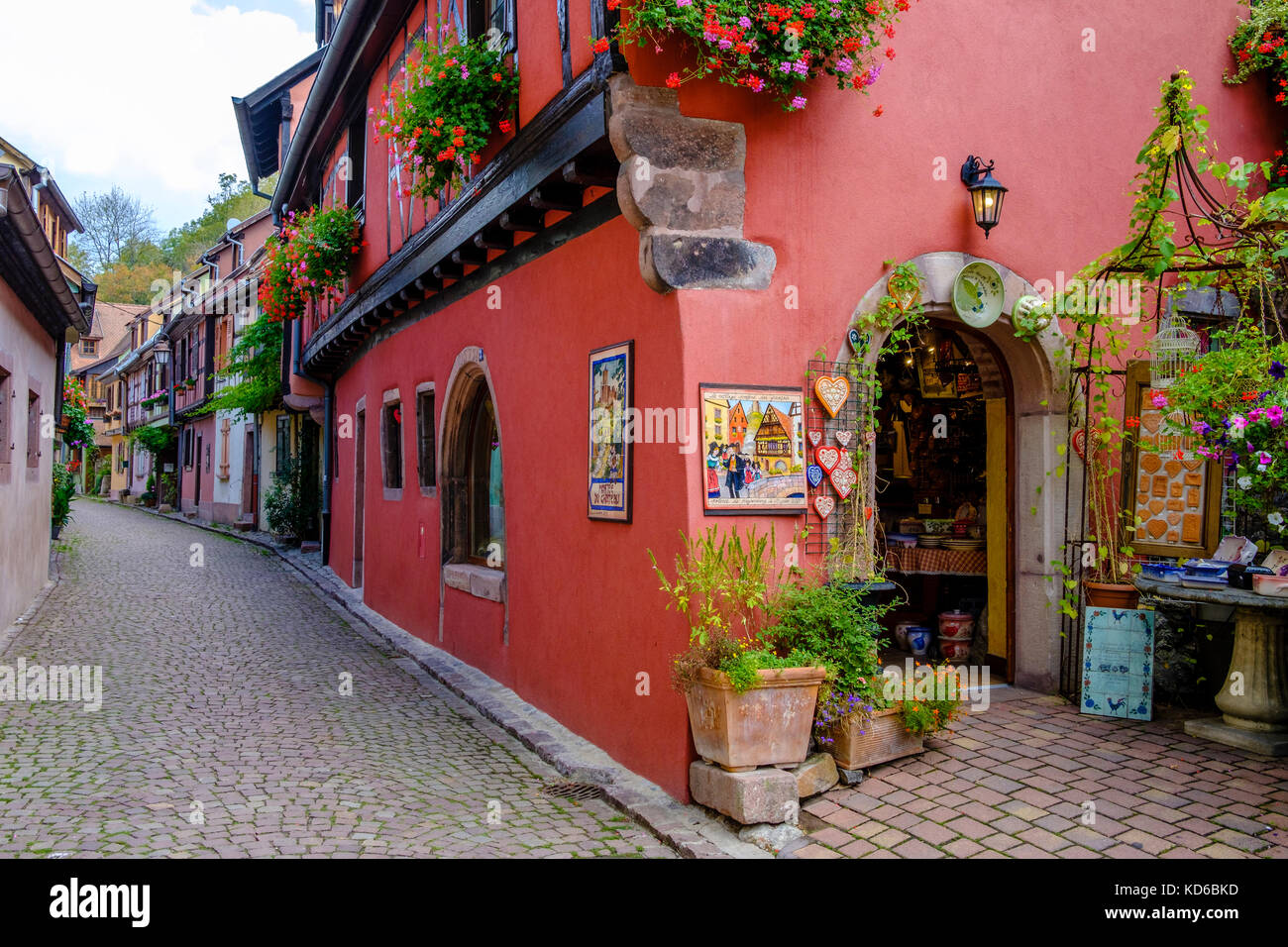 Eine kleine Straße führt durch die Blume dekoriert Fachwerkhäuser der historischen Altstadt Stockfoto