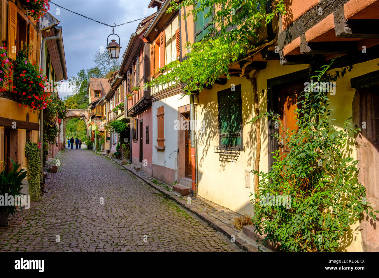 Eine kleine Straße führt durch die Blume dekoriert Fachwerkhäuser der historischen Altstadt Stockfoto