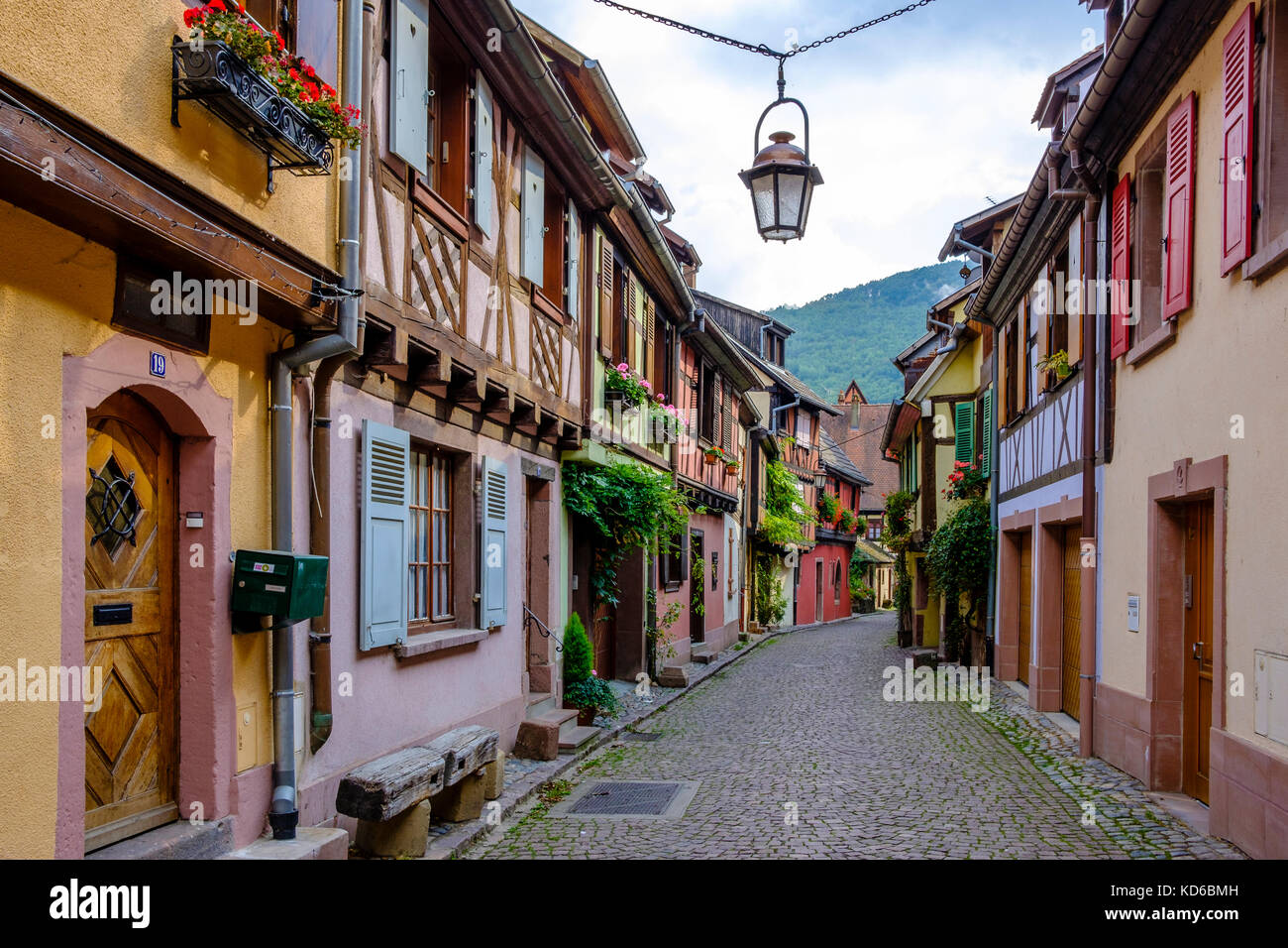 Eine kleine Straße führt durch die Blume dekoriert Fachwerkhäuser der historischen Altstadt Stockfoto