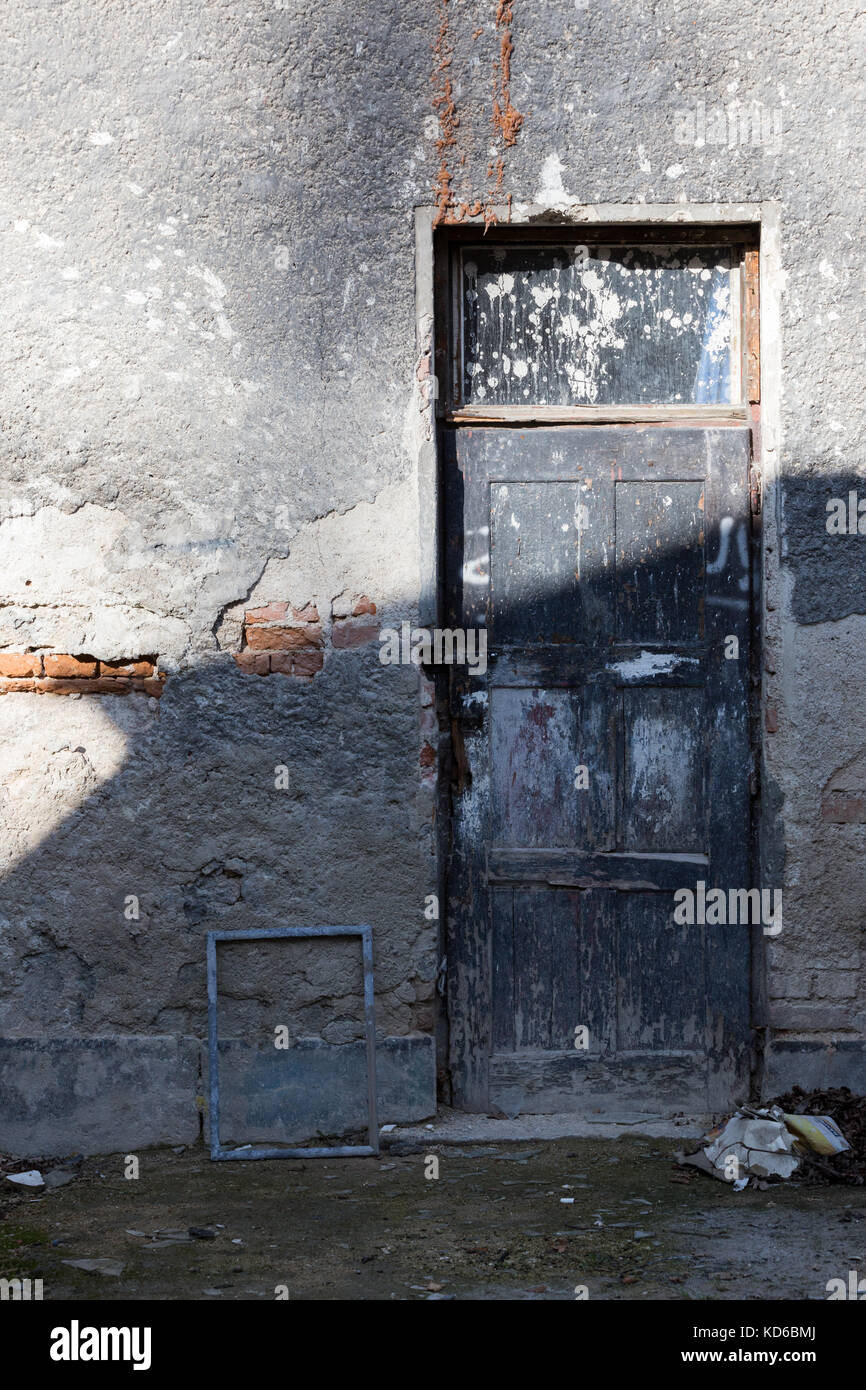 Verlassene alte äußere Holztür und leeren Rahmen Stockfoto