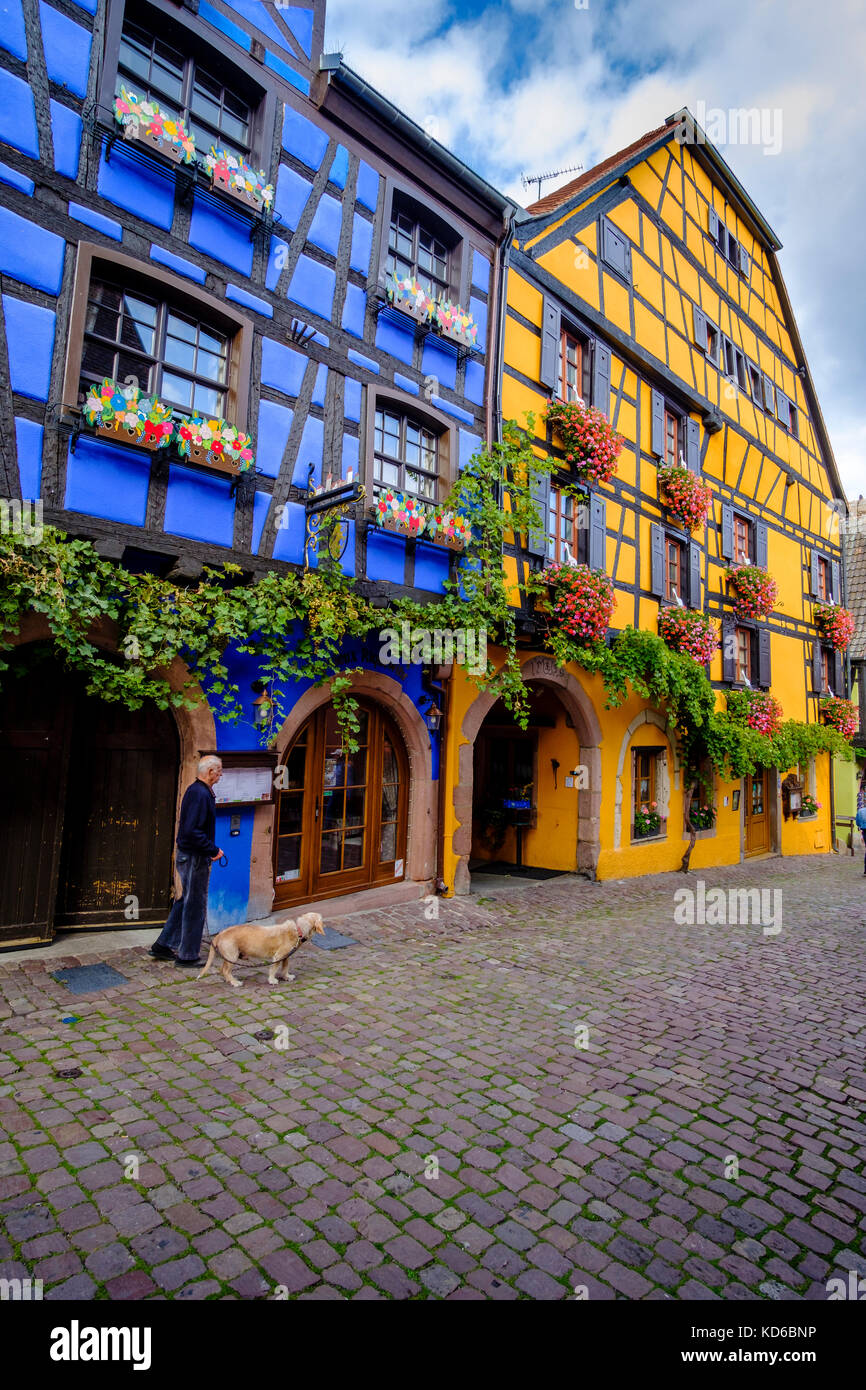Schönen, traditionellen Fachwerkhäusern, dekoriert mit bunten Geranien, storksbills, (geraniaceae), in der historischen Stadt Stockfoto
