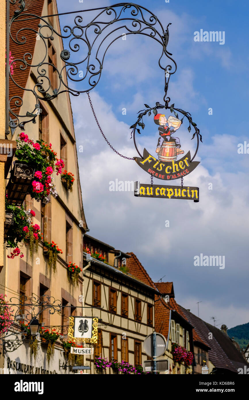 Kunstvolle guild Schild an einer Blume dekoriert Fachwerkhaus in der historischen Stadt Stockfoto