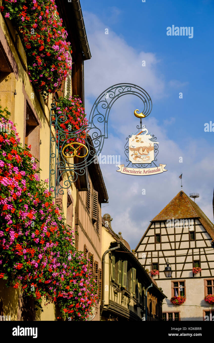 Kunstvolle guild Schild an einer Blume dekoriert Fachwerkhaus in der historischen Stadt Stockfoto