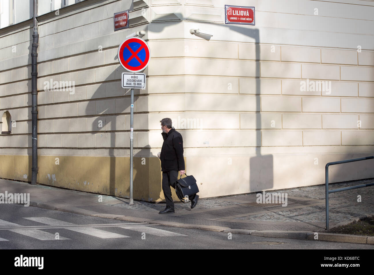 Ein Mann mittleren Alters in der europäischen Stadt Liberec, Tschechische Republik Stockfoto