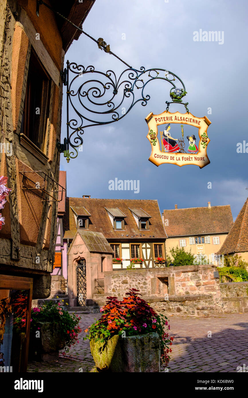 Kunstvolle guild Schild an einer Blume dekoriert Fachwerkhaus in der historischen Stadt Stockfoto