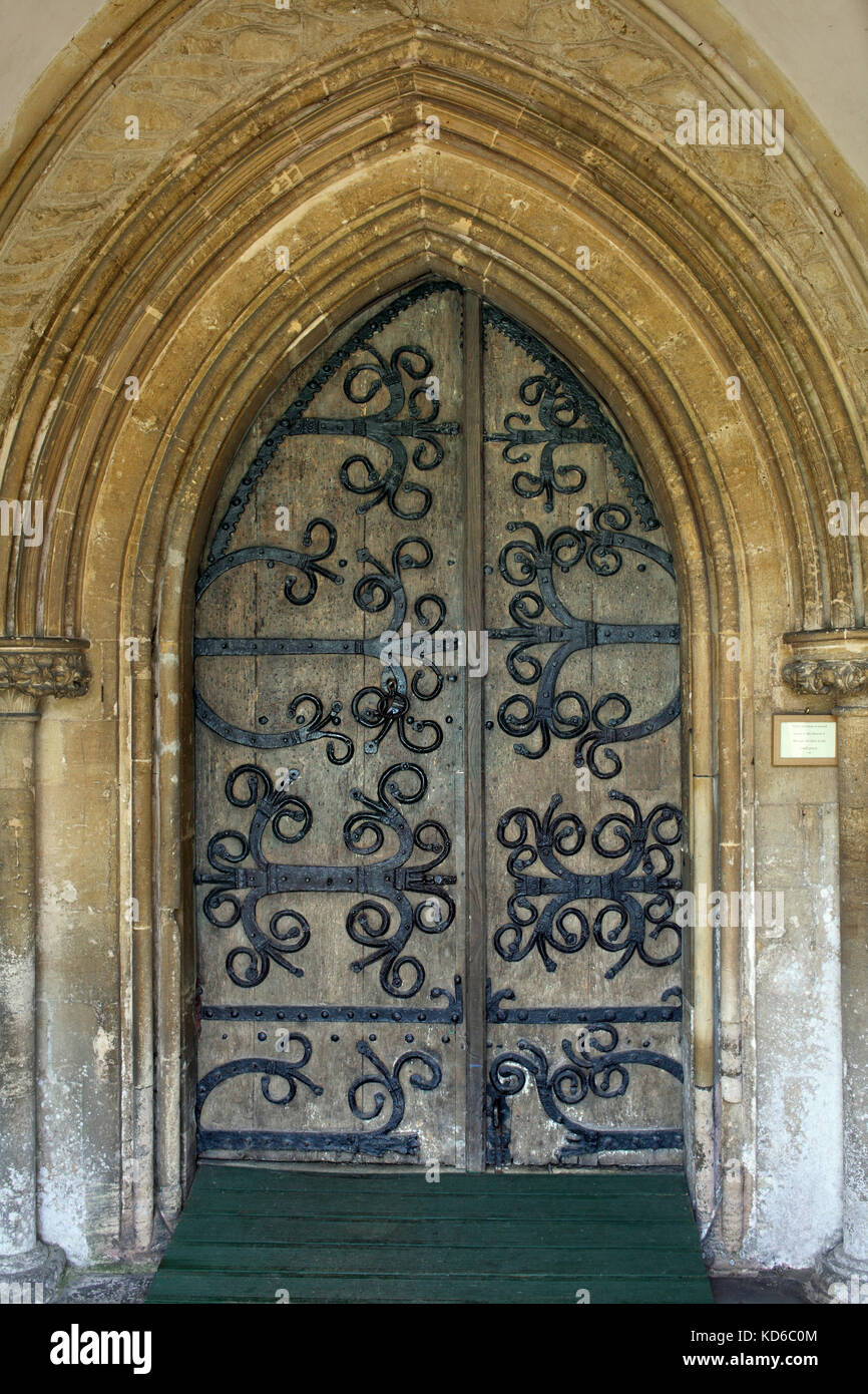 Aufwändige Scharniere an einer mittelalterlichen Tür, St Mary's Church, Uffington, Oxfordshire. Stockfoto