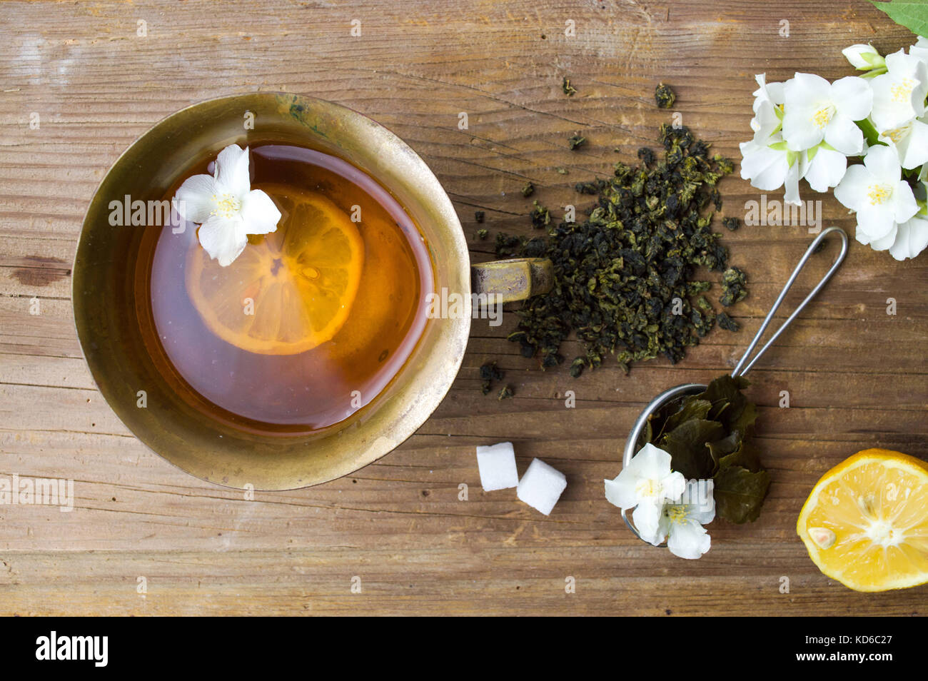Grün und Jasmin Tee Mischung in eine Schale für ein gesundes Getränk Stockfoto