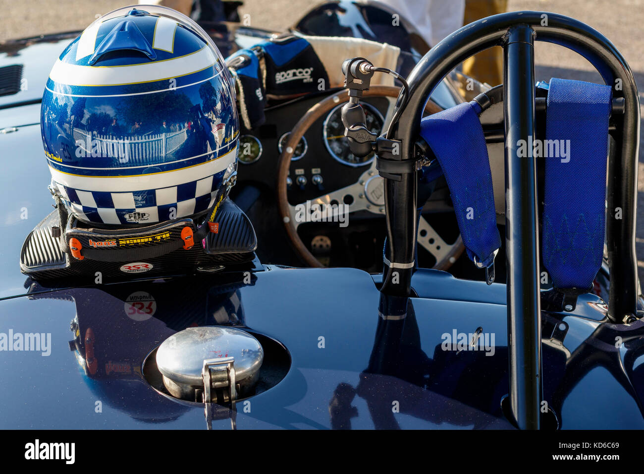 Frederic Wakemans Helm sitzt auf seinem Cooper-Jaguar T38 von 1955 und ist bereit für das Sussex Trophy Rennen beim Goodwood Revival 2017 in Sussex, Großbritannien. Stockfoto