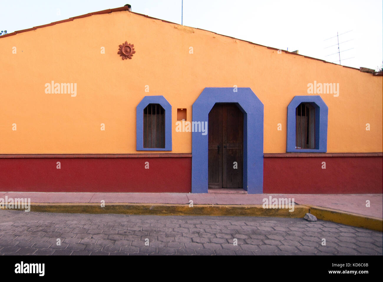 Metepec, Bundesstaat Mexiko, Mexiko - 2017: Ein traditionelles, farbenfrohes Haus in der Nähe des Stadtzentrums. Stockfoto