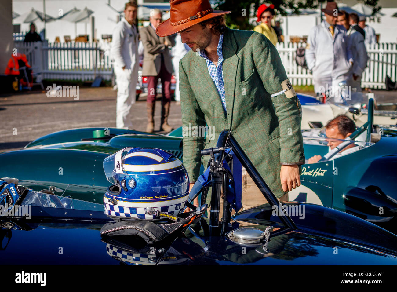 Frederic Wakemans Helm sitzt auf seinem Cooper-Jaguar T38 von 1955 und ist bereit für das Sussex Trophy Rennen beim Goodwood Revival 2017 in Sussex, Großbritannien. Stockfoto