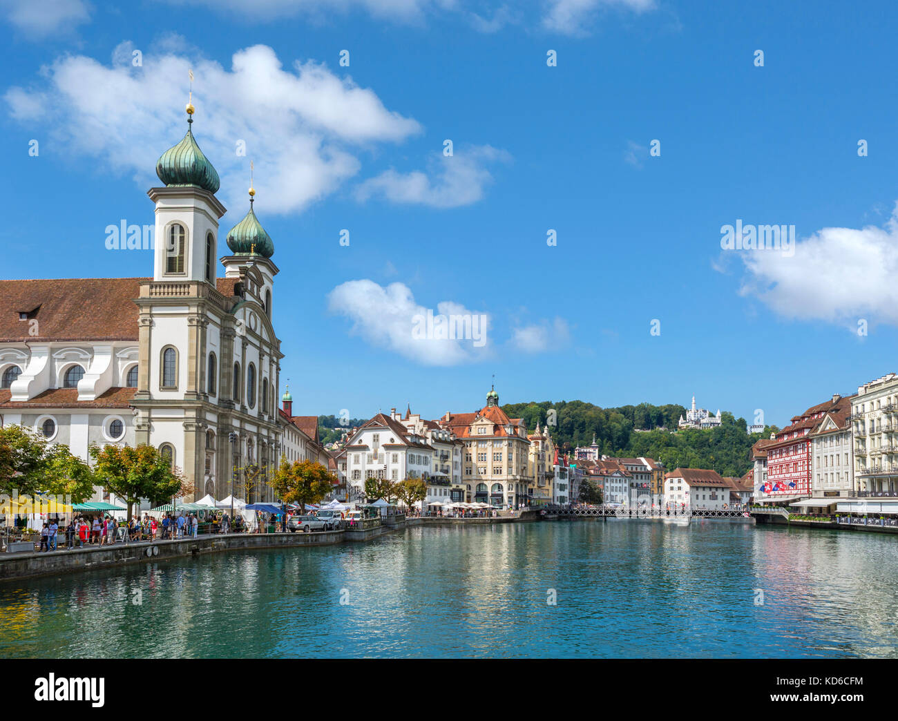Blick auf die Altstadt und den Fluss Reuss vom Rathaussteg, mit der Jesuitenkirche auf der linken Seite, Luzern (Luzern), Vierwaldstättersee, Schweiz Stockfoto