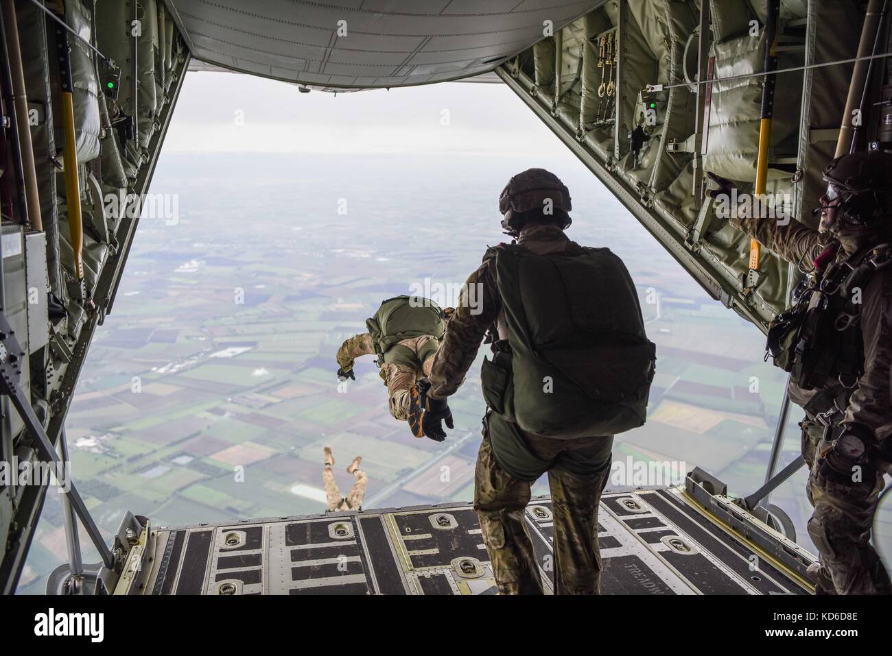 Flieger mit den 321 Spezielle Taktiken Squadron, 352 Special Operations Wing eine militärische freien Fall springen aus einem MC-130J Commando II ausführen Stockfoto