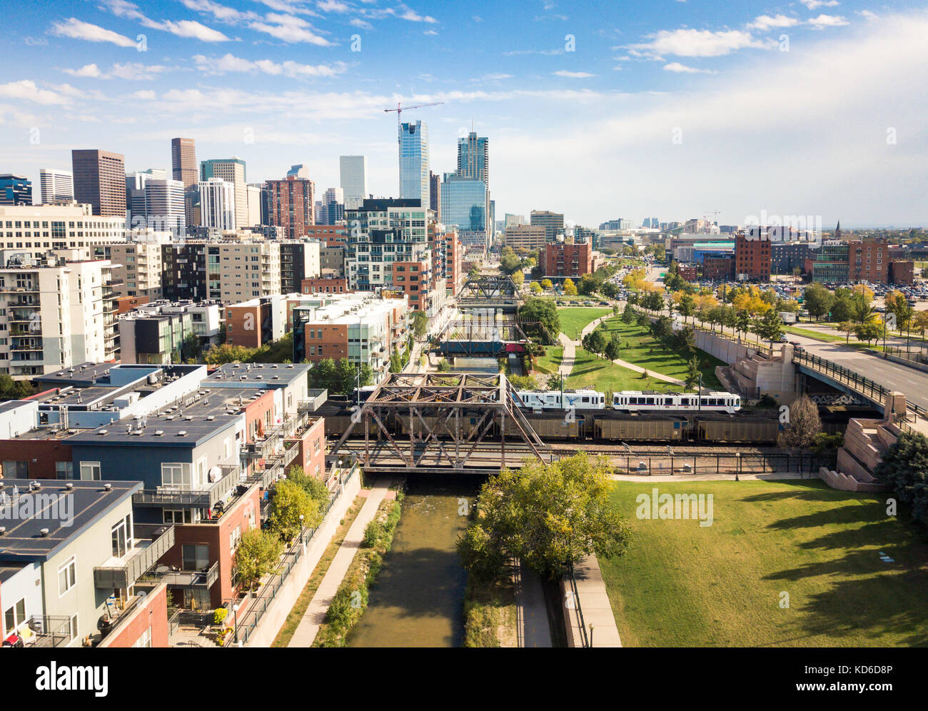 Denver Stadtbild Luftaufnahme mit Brücken über Cherry Creek River und Wolkenkratzer Stockfoto