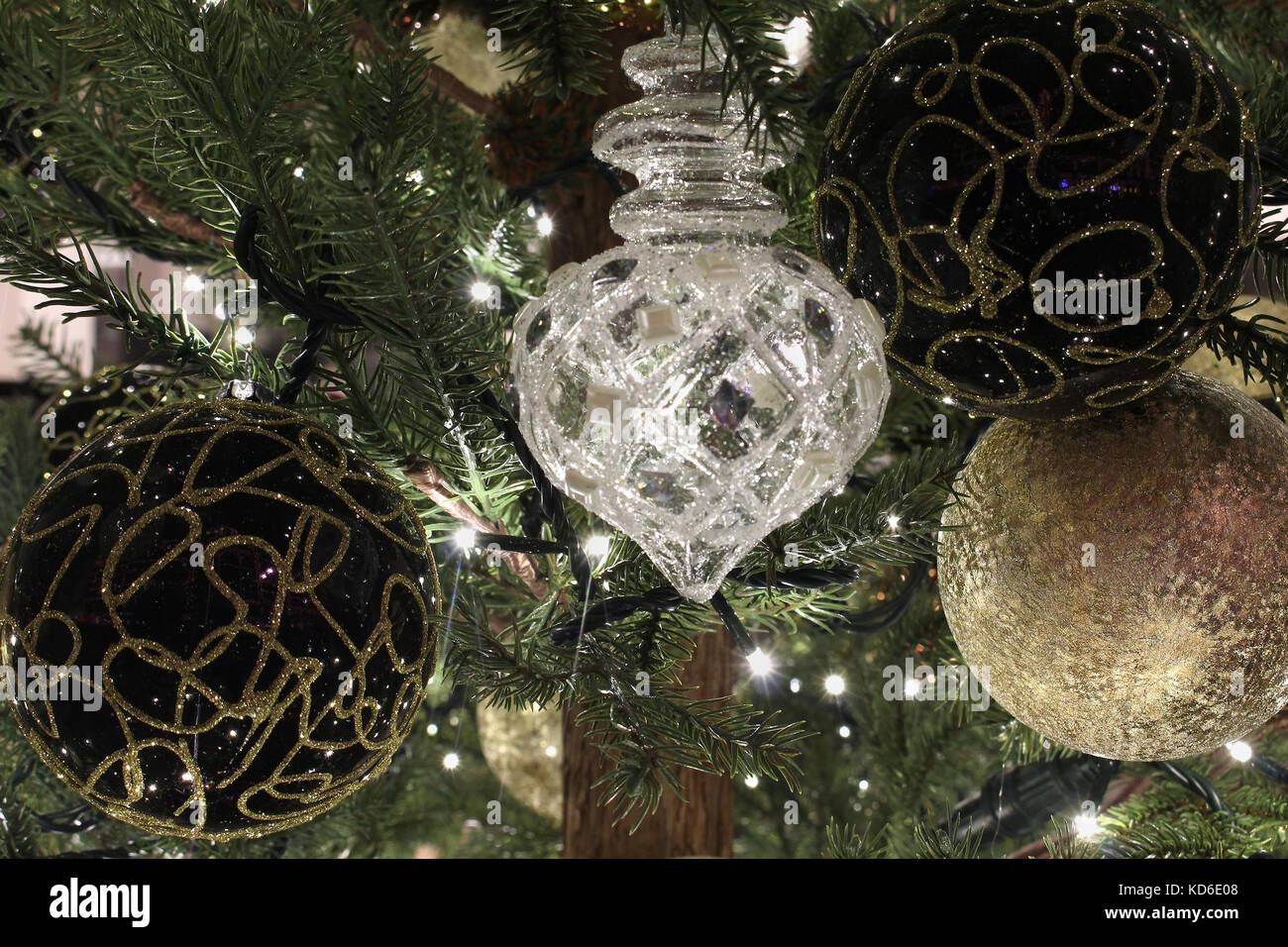 Glänzende Verzierungen auf Weihnachtsbaum mit Gold sparklings Stockfoto