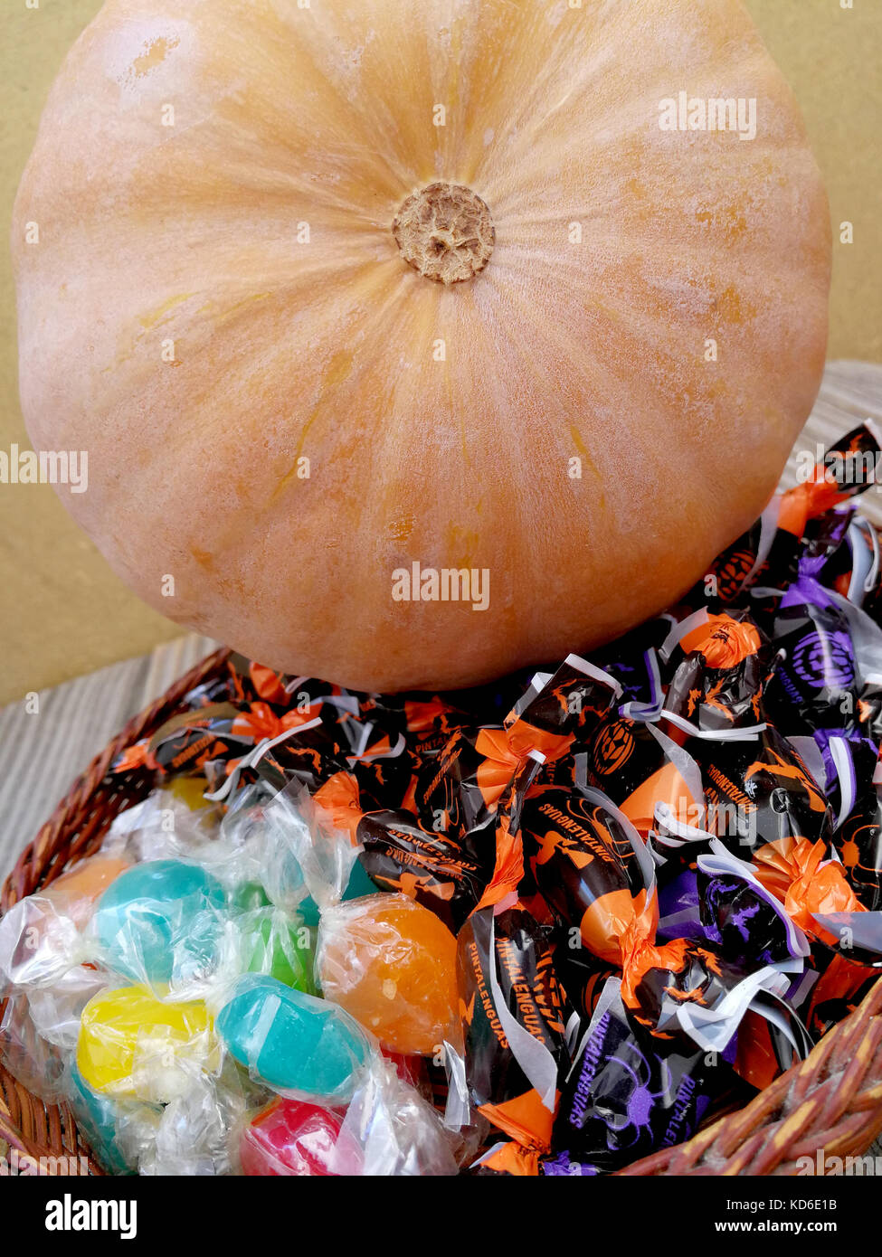 Kürbis und Süßigkeiten für Halloween. Stockfoto
