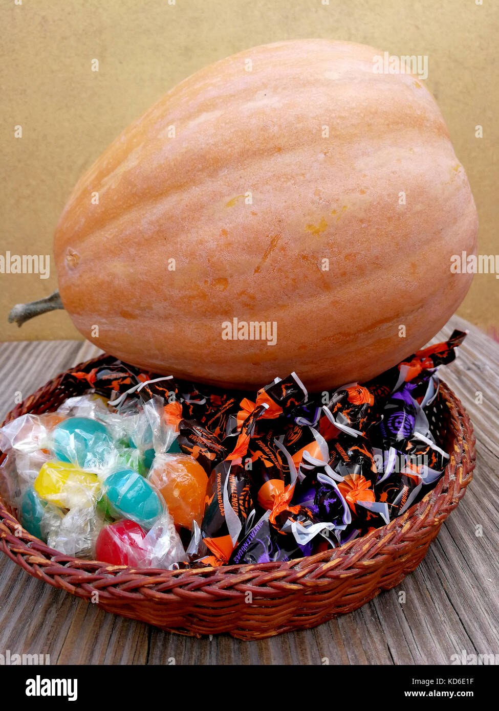 Kürbis und Süßigkeiten für Halloween. Stockfoto