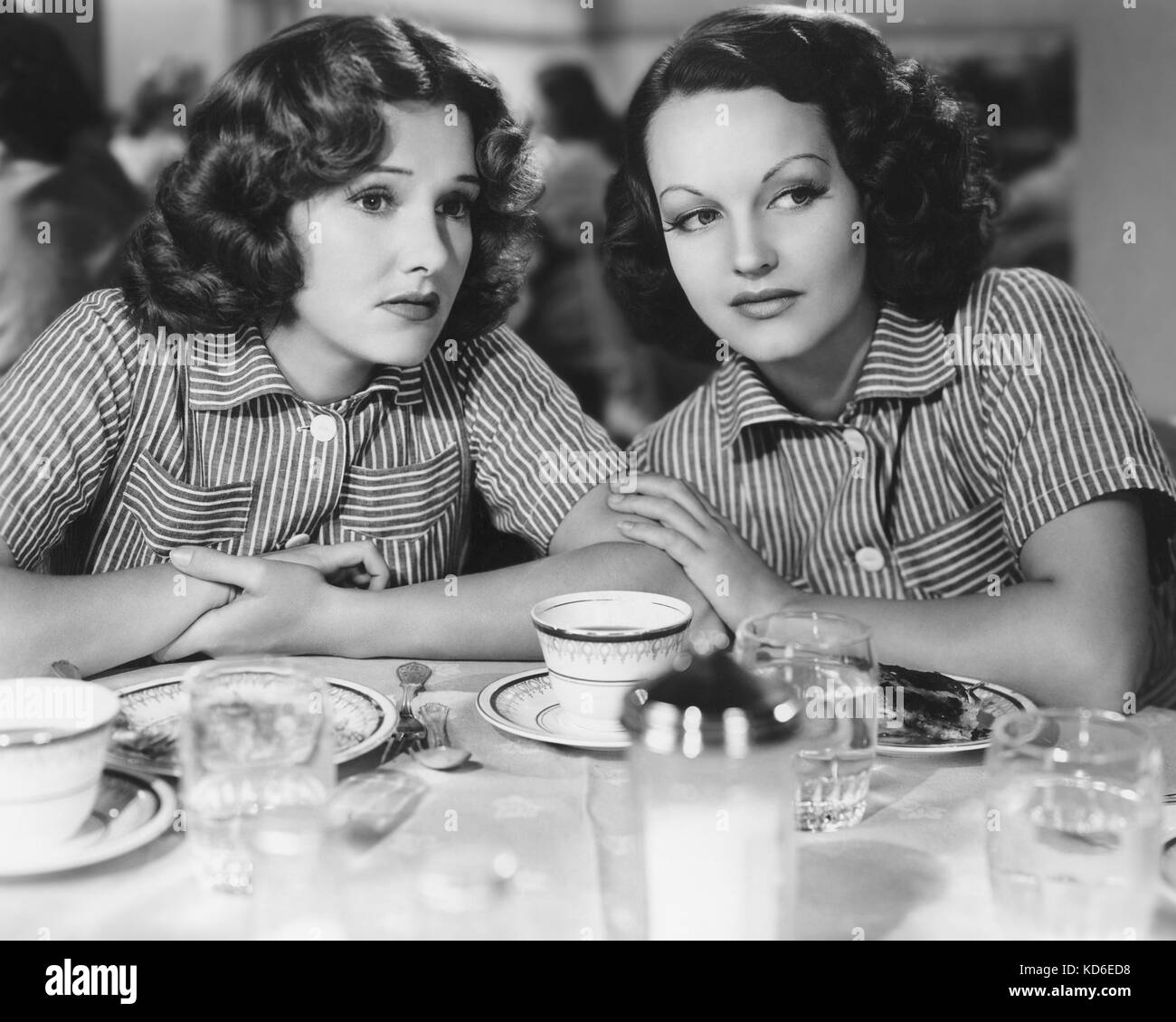 Verurteilte FRAU 1940 Columbia Pictures Film mit Rochelle Hudson auf der linken Seite und Lola Lane Stockfoto