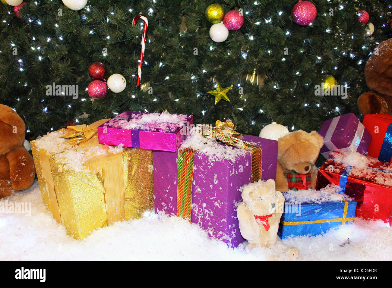 Bunte unter Weihnachtsbaum mit traditionellen Ornamenten Stockfoto