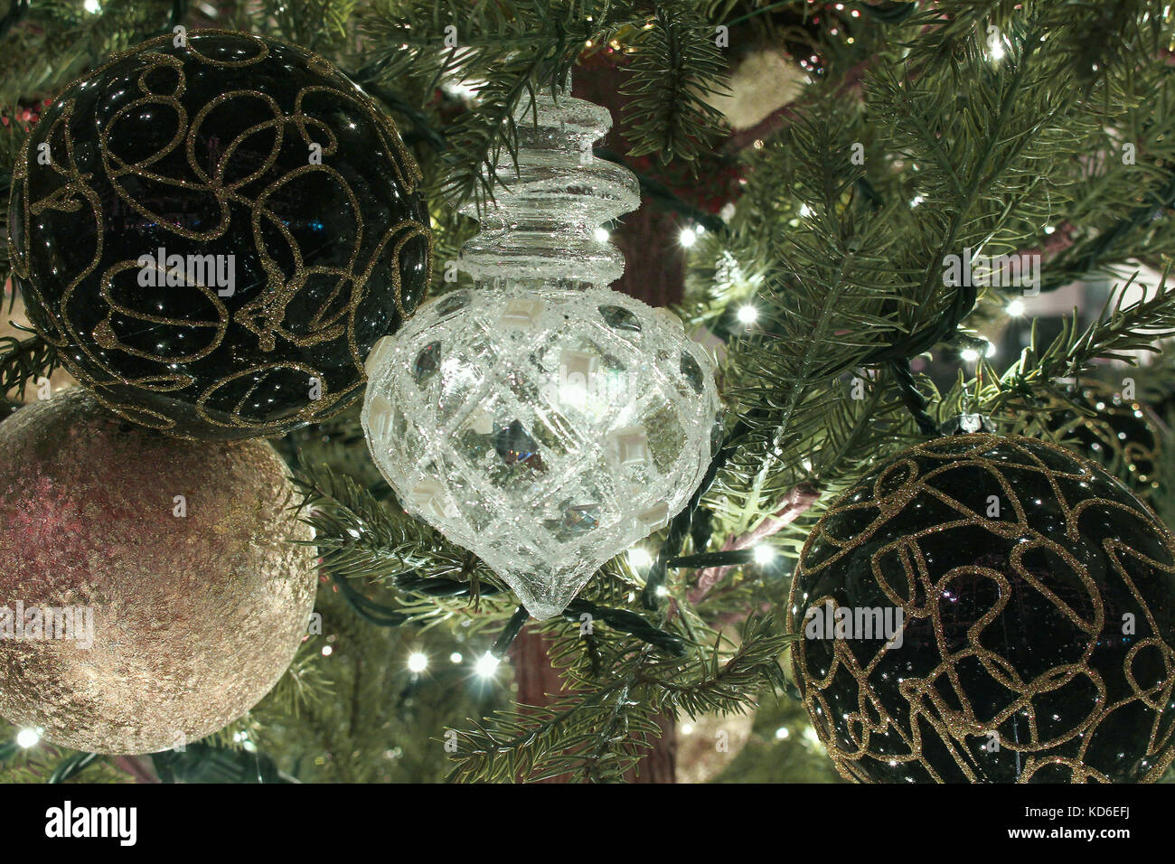 Crystal ornament am Weihnachtsbaum mit glitzernden Kugeln Stockfoto