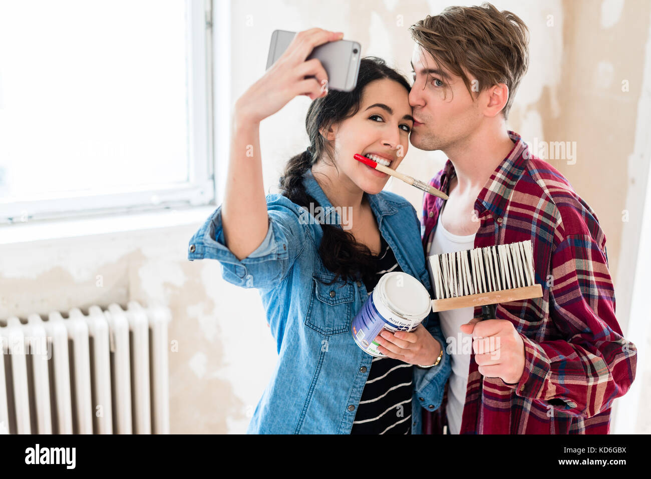 Junges Paar einen selfie während der Arbeit in die Renovierung von Stockfoto