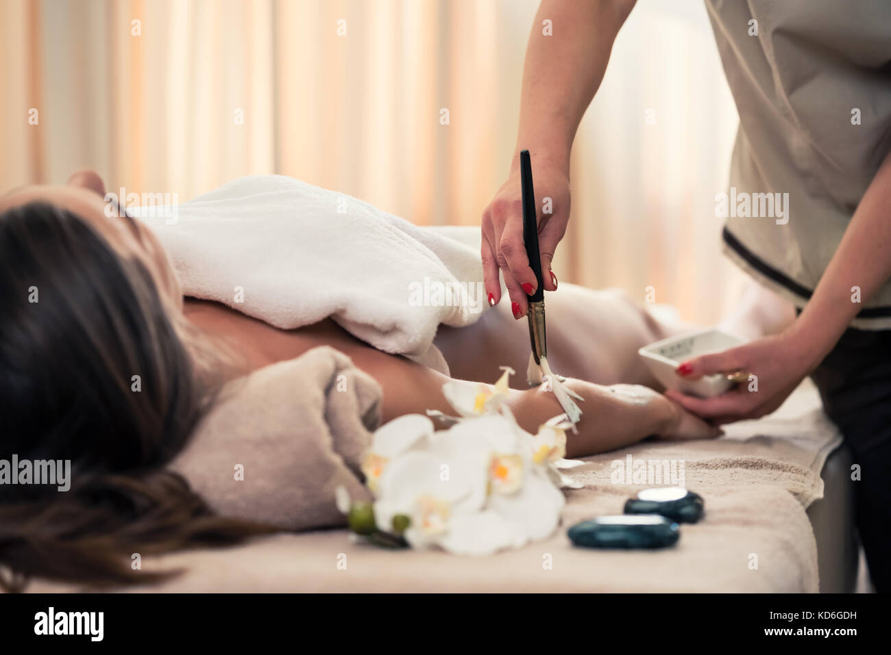 Frau liegend während der asiatischen Anti-Aging-Behandlung Stockfoto
