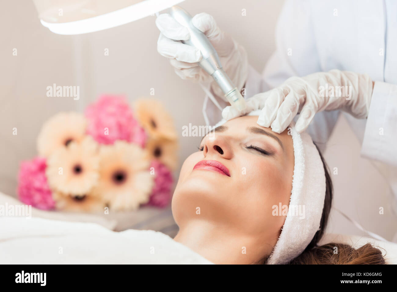 Nahaufnahme vom Gesicht einer Frau Entspannung während nicht-chirurgische Fac Stockfoto