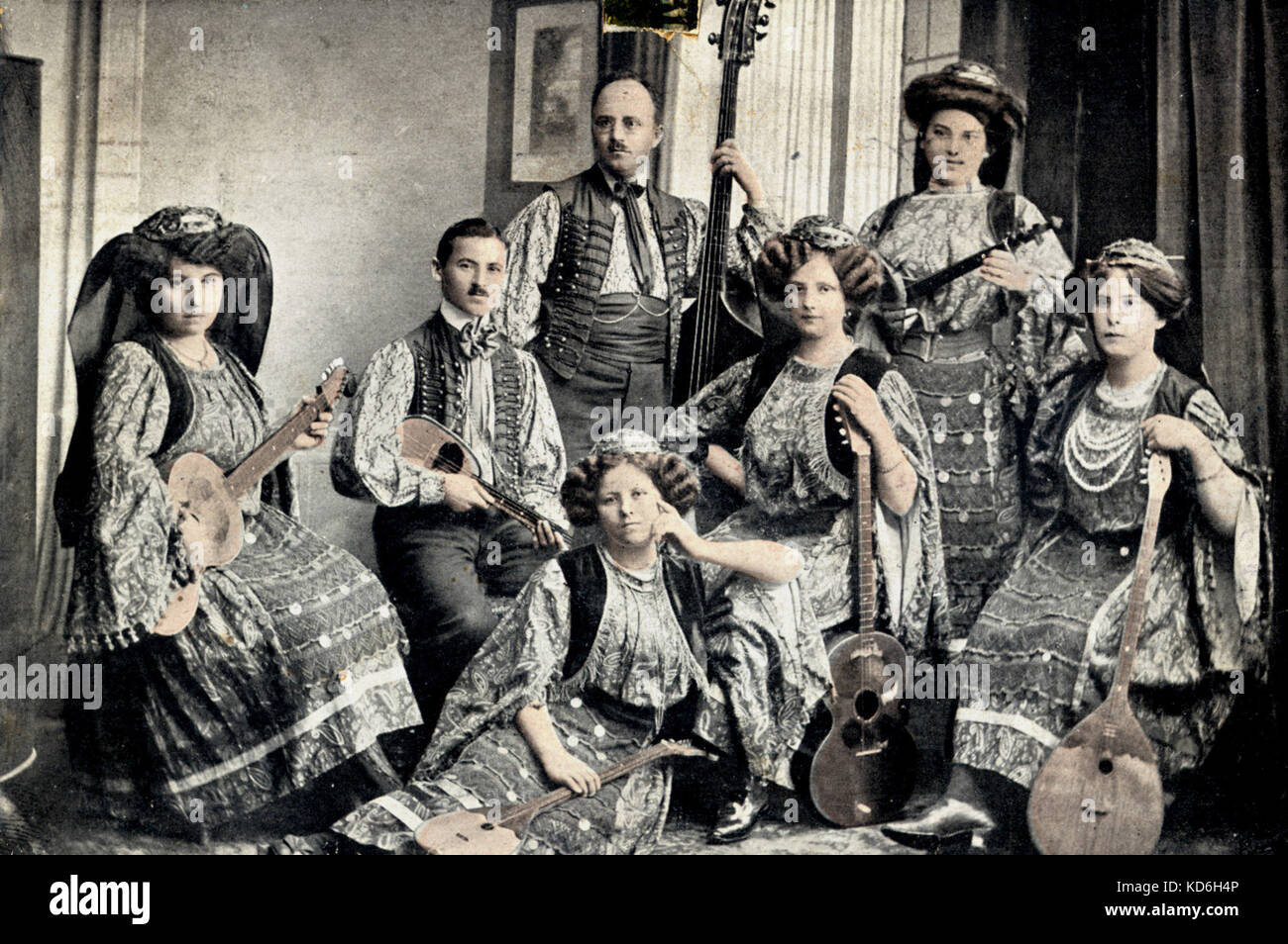 Croatian-Serbian' Tamburitza "folk Saiteninstrumente und Vocal Ensemble in traditioneller Tracht, Serbian gusle 2. von rechts in der ersten Reihe. - Saiteninstrument aus 5 Frauen und 2 Männer, aus dem frühen 20. Jahrhundert, Pre-1st Weltkrieg. Stockfoto