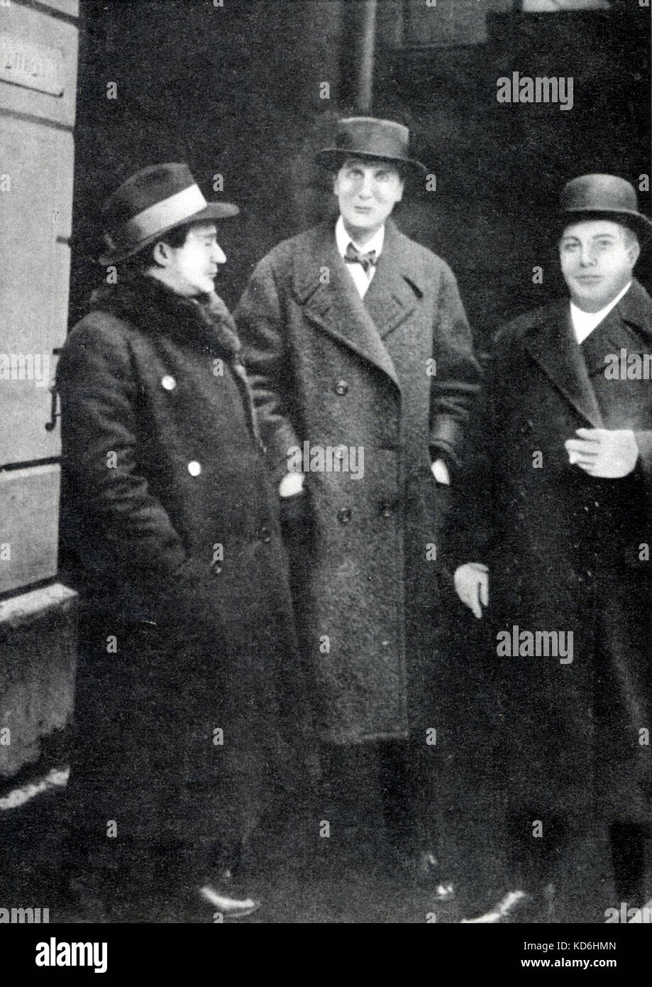 Alban Berg, Erich Kleiber und Leo Schutzendorf berufskranheiten das Theater vor der Premiere von Wozzeck in Berlin 14. Dezember, 1925. (Berg komponiert, Kleiber, Schutzendorf sang Bariton Rolle) Stockfoto